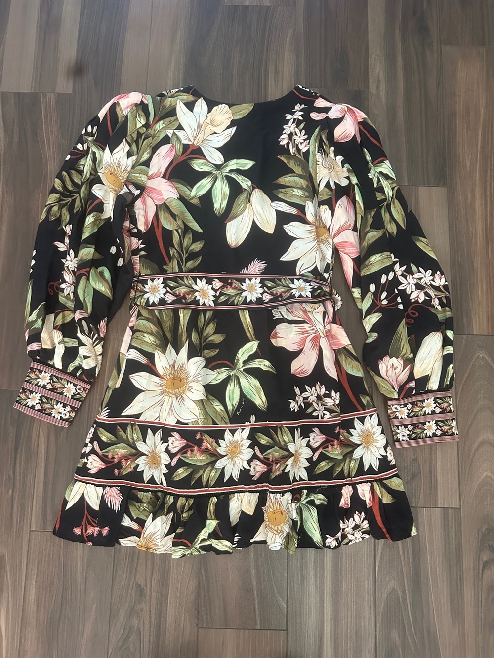 FARM Rio
Surreal Flowers Long
Sleeve Minidress Size - M - Picture 7 of 7
